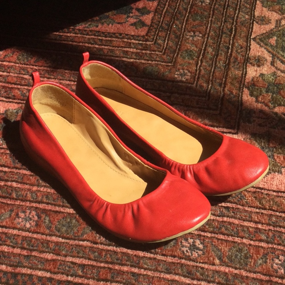 Suuuper cute red ballet flats!
